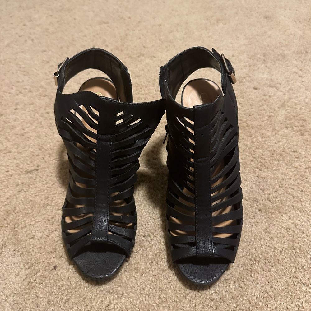 Sexy AND comfortable 8.5coconut heeled booties peep toe